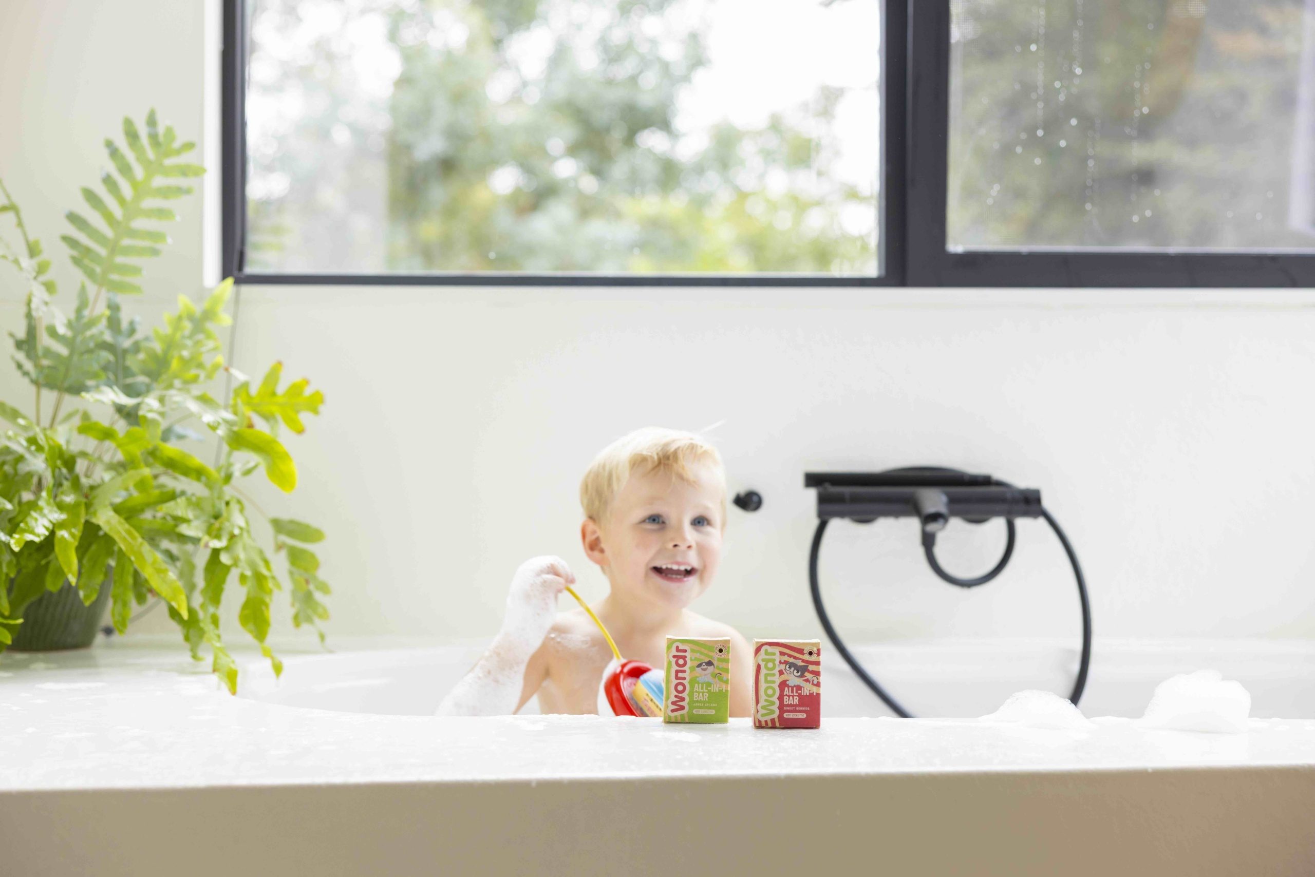 Wondr tahke šampoon-kehapesuseep lastele Sweet Berries - Image 2